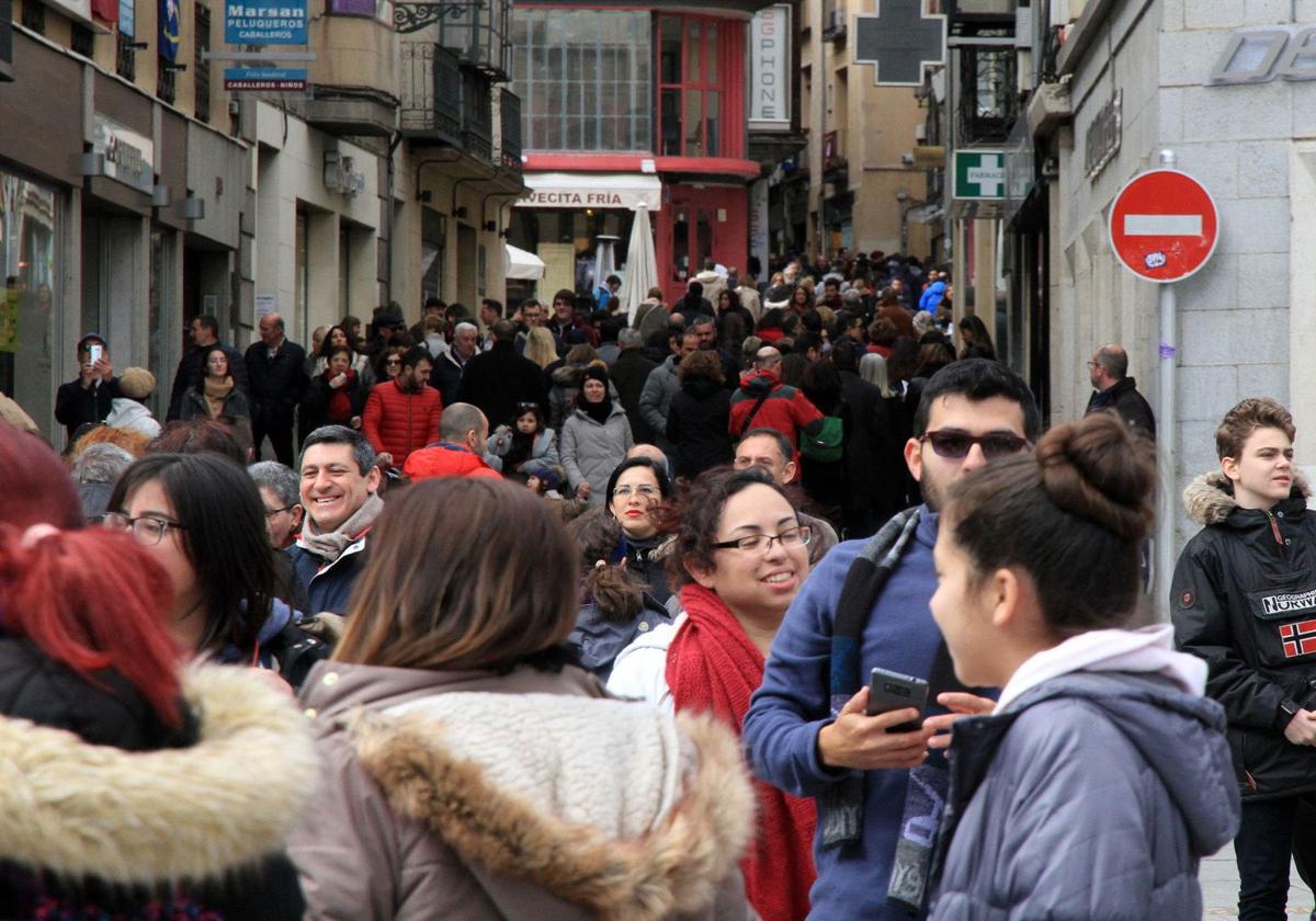 Multitud de transeúntes en el inicio de la Calle Real de Segovia.