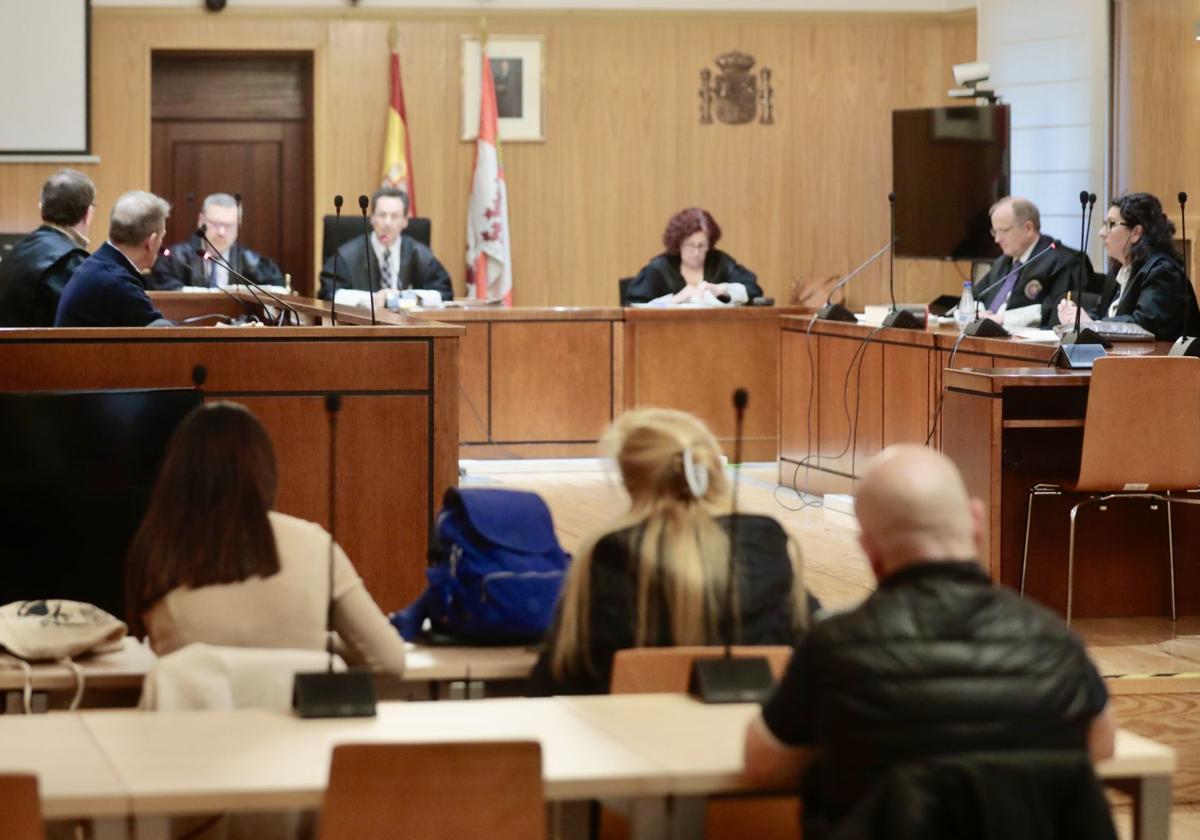 El agente de la Policía Nacional, de espaldas, durante el juicio en la Audiencia de Valladolid.