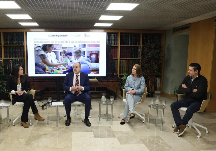 Mar García, José Miguel Sáez, María Paz Sánchez y Gregorio Pérez, en la mesa.