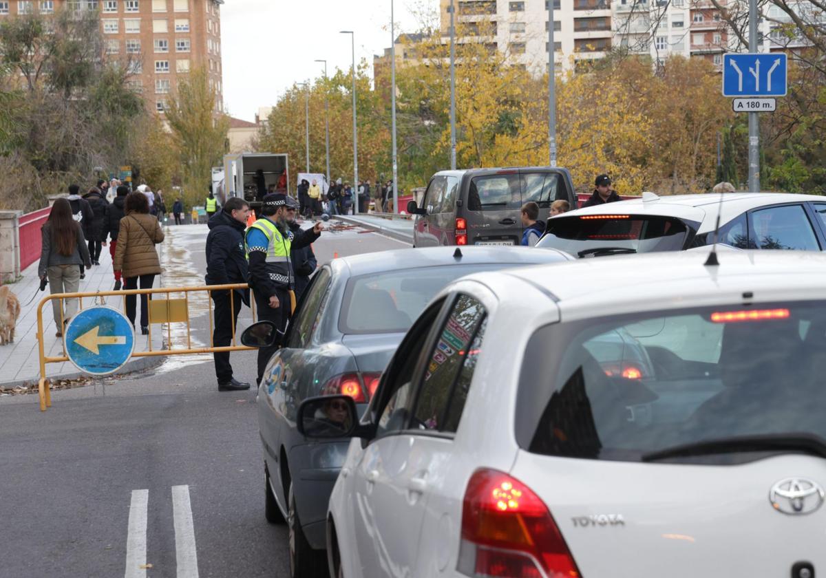 Los agentes desvían el tráfico hacia la calle Arzobispo José Delicado Baeza por el corte del puente de Poniente.