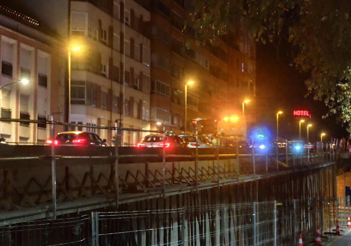 La Policía Municipal regula el tráfico en el viaducto por la avería de un vehículo sobre la estructura.