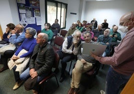 Asistentes a una charla informativa sobre el proyecto de la Dársena.