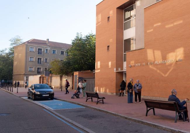 Entrada del centro de salud Pilarica-Circular. Al fondo, el edificio, separado del centro sanitario por el solar vacío.