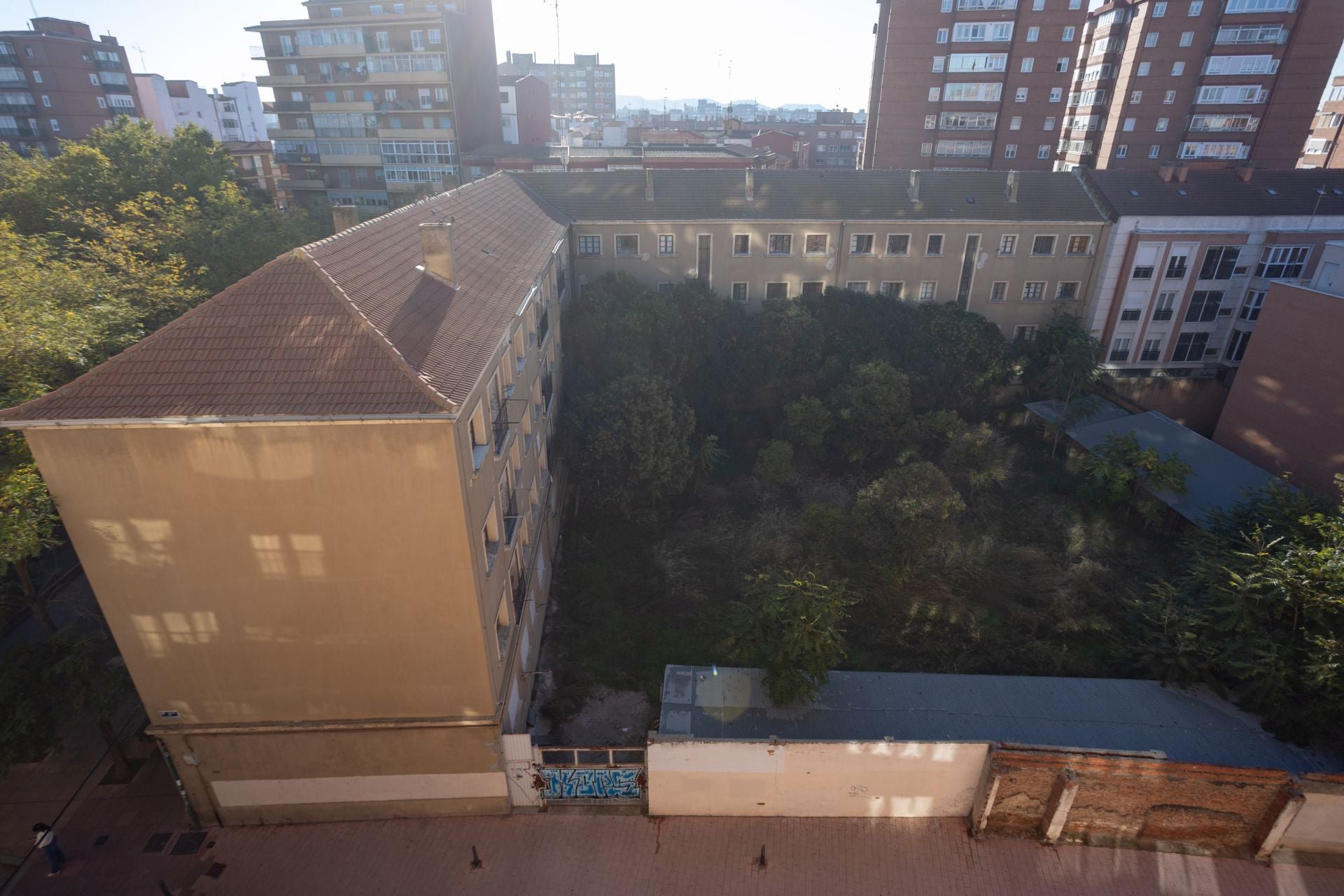 Edificio del viejo cuartel de Vadillos y del solar vacío. A la derecha se encuentra el centro de salud de Pilarica-Circular.