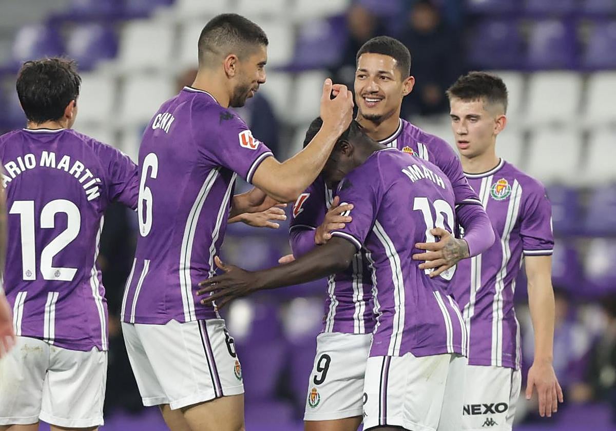 Los jugadores del Real Valladolid celebran uno de los dos goles de Marcos André en el último Trofeo Ciudad de Valladolid