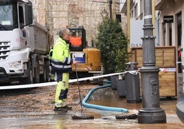 Los trabajadores de Aquavall, durante la intervención de emergencia por la rotura de la tubería en la calle Santiago, este lunes.