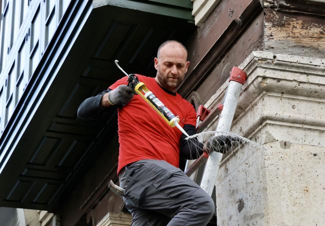Colocación de las bases de pinchos con una silicona especial para no dañar la piedra de las 178 columnas.