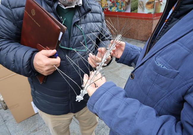 Barrera de pinchos de acero que se está colocando en las repisas de Plaza Mayor, Ferrari y Fuente Dorada.