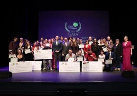 Premiados y organizadores del IX Festival de Cortometrajes Rueda con Rueda, al término de la gala en el Teatro Zorrilla.