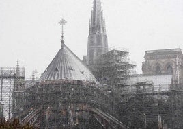 La catedral de Notre Dame, aún en obras desde su incendio, cubierta de nieve.