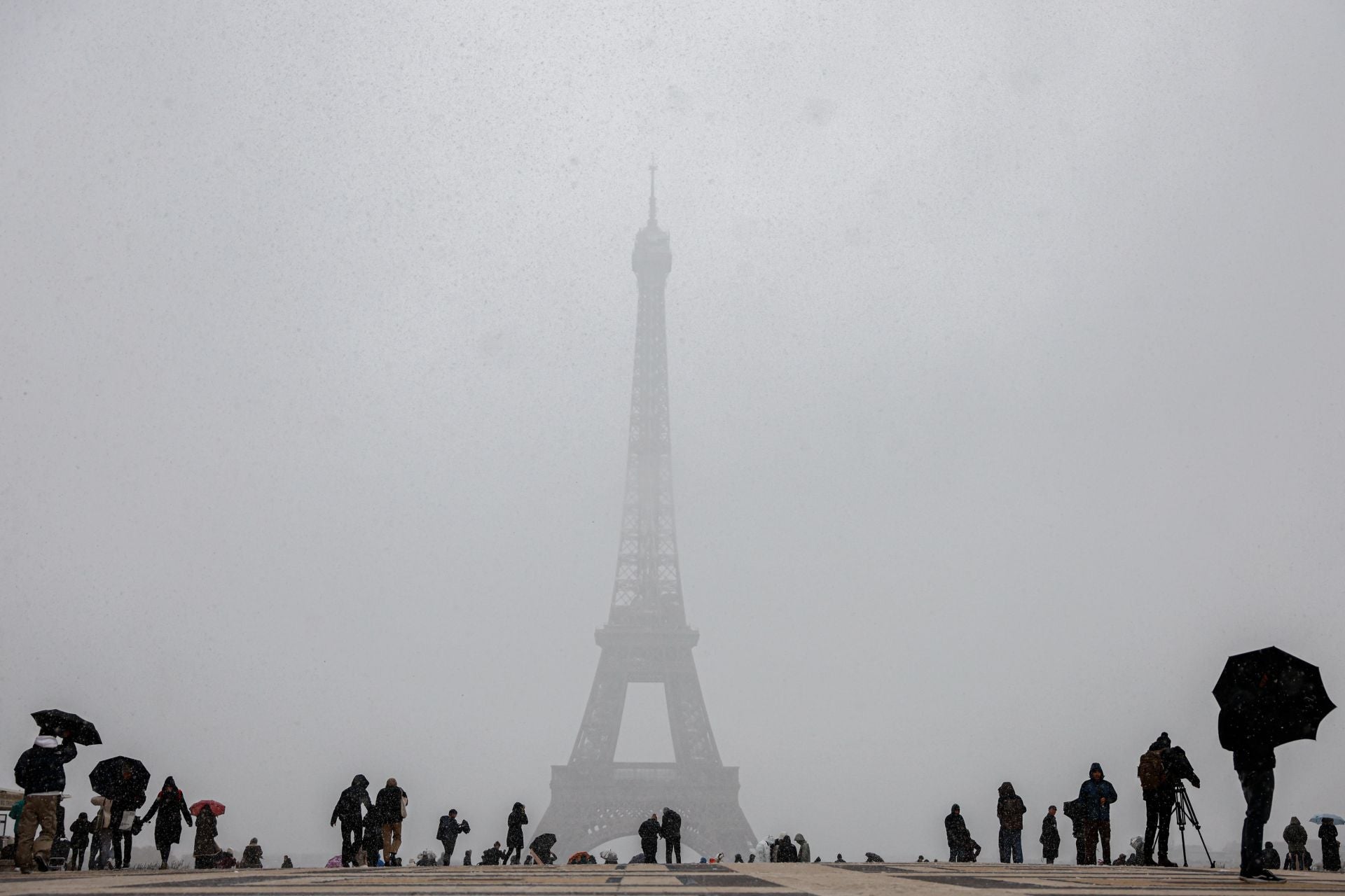 París amanece cubierta de nieve y deja imágenes impresionantes