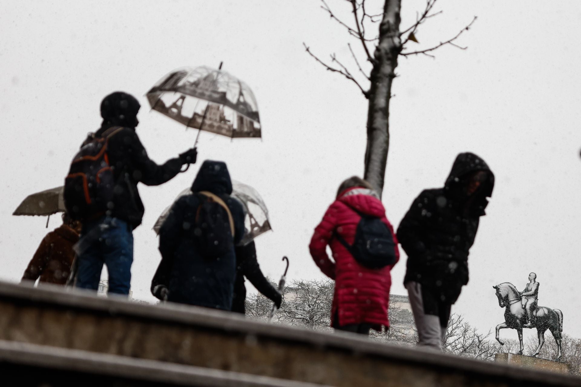 París amanece cubierta de nieve y deja imágenes impresionantes