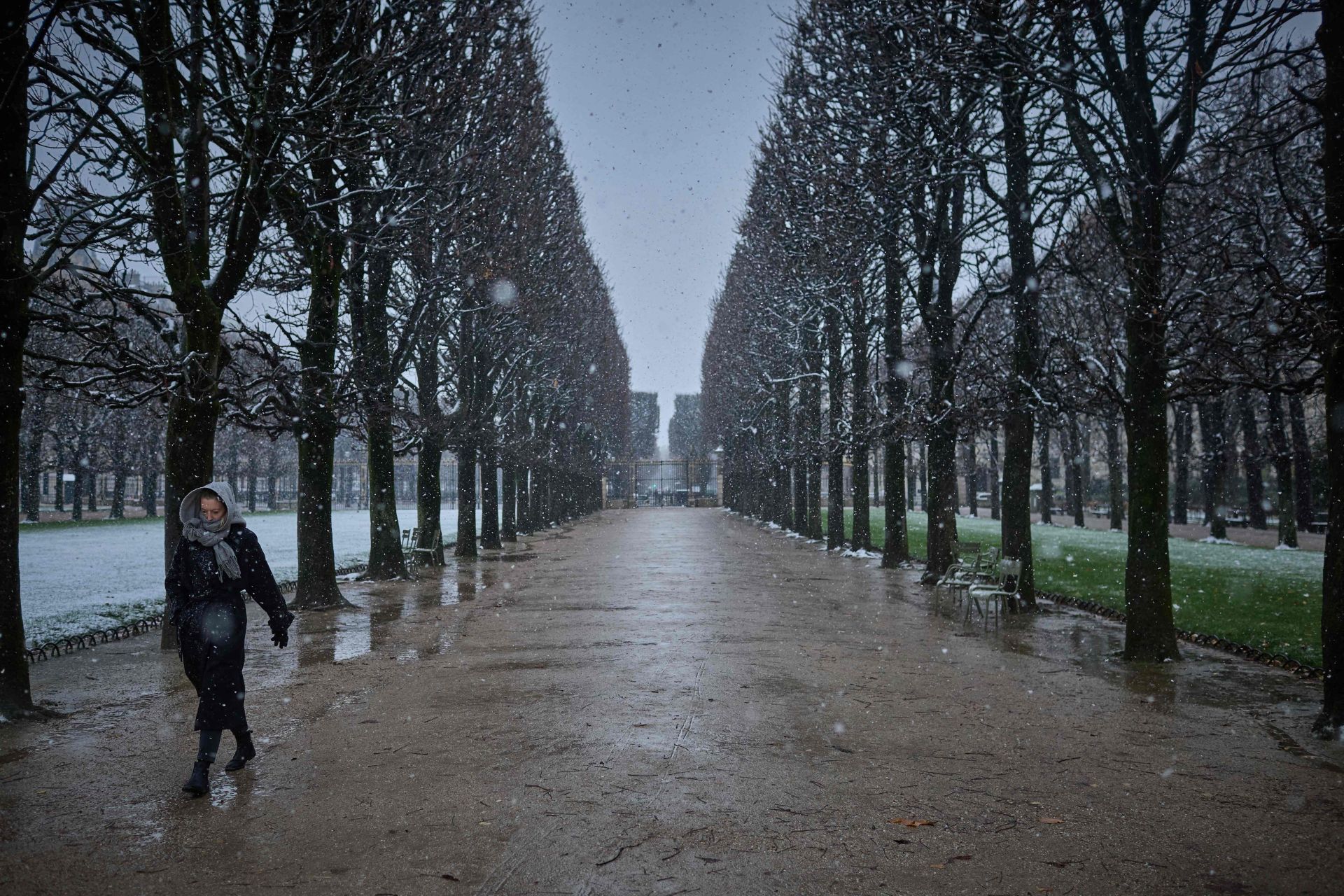 París amanece cubierta de nieve y deja imágenes impresionantes