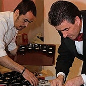 El hostelero Santiago Ortiz (derecha), del restaurante Casares, prepara un aperitivo.