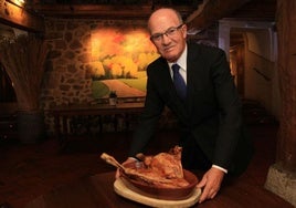 El hostelero Goyo Rico, junto a un asado de lechazo en su restaurante La Portada de Mediodía.