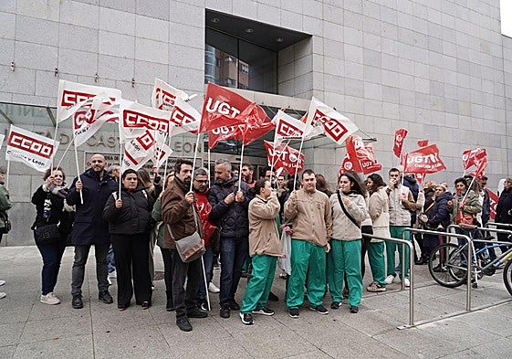 Los veterinarios protestan a las puertas de la Consejería.