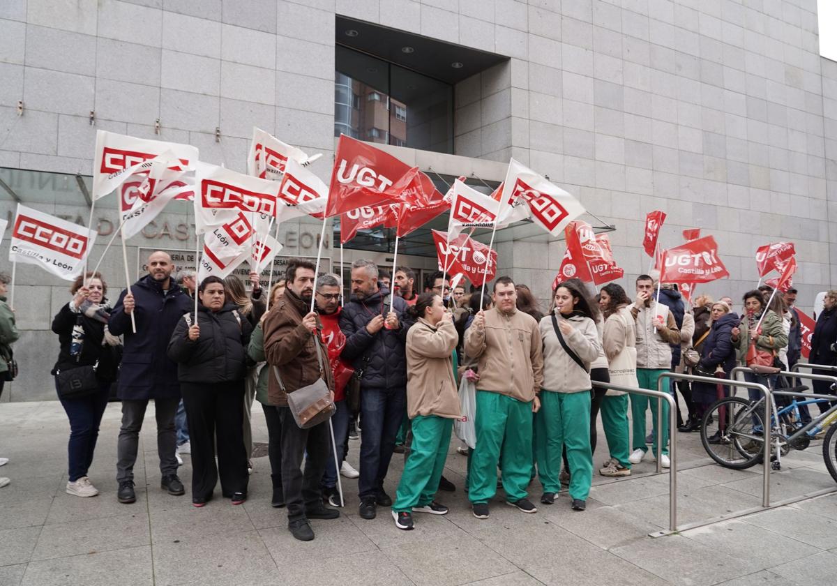 Los veterinarios protestan a las puertas de la Consejería.