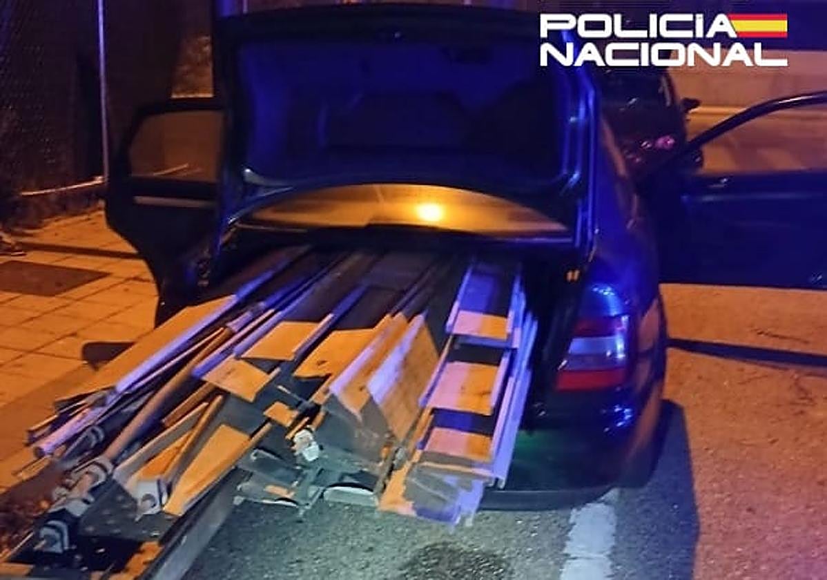 Maletero del coche cargado con material que pretendían robar de una obra de Valladolid.