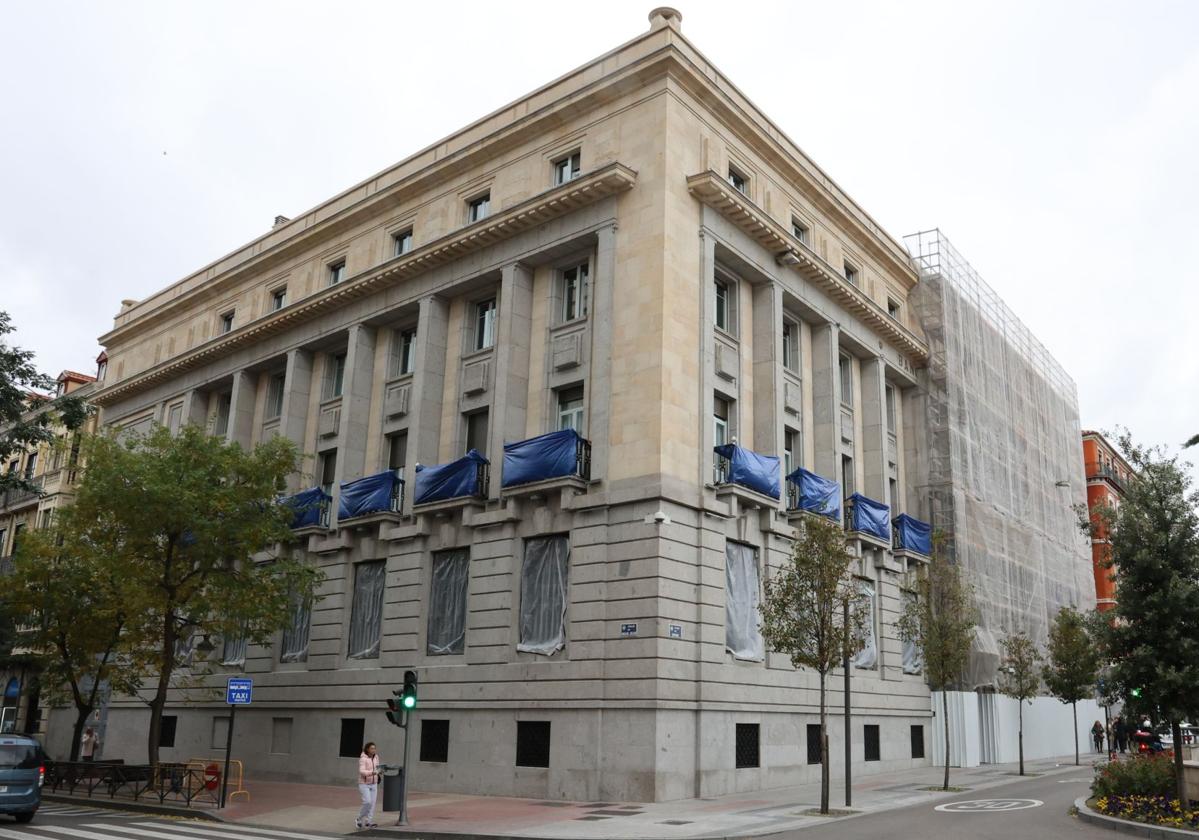 Fachadas del Banco de España, recién restauradas, que dan a la calle Miguel Íscar y a la plaza de España.