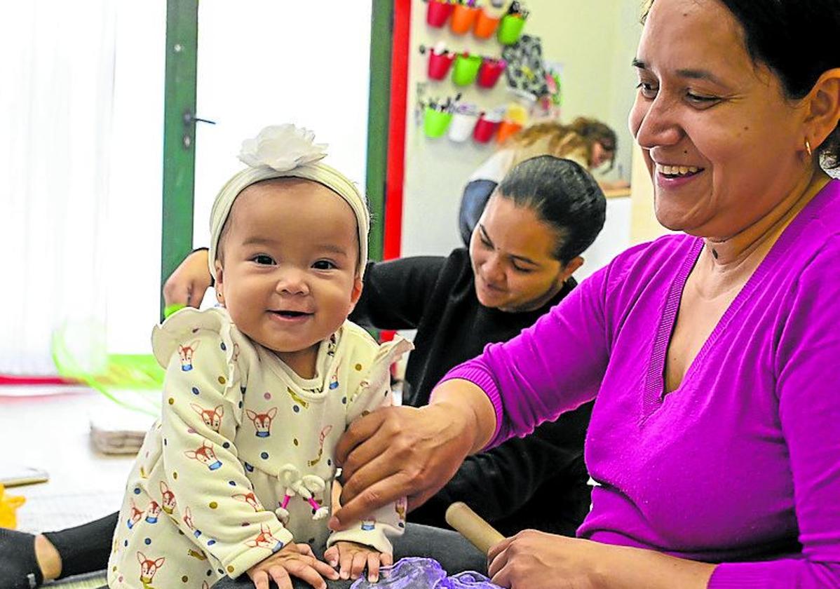 Una pequeña en un Espacio Familiar 0-3 de Fundación 'la Caixa'.