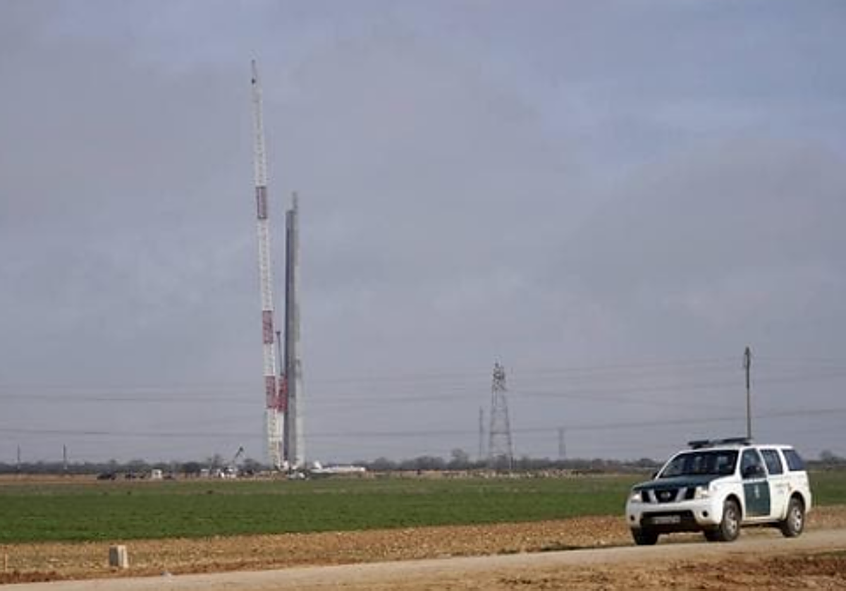 Una patrulla de la Guardia Civil en el lugar del accidente, en febrero de 2020.