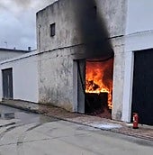 Un incendio devora el interior de un corral en Aldeamayor de San Martín, este jueves.