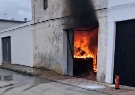 Un incendio devora el interior de un corral en Aldeamayor de San Martín, este jueves.