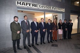 El alcalde y el presidente de Mapfre (tercero y cuarto por la izquierda), ante la nueva oficina.