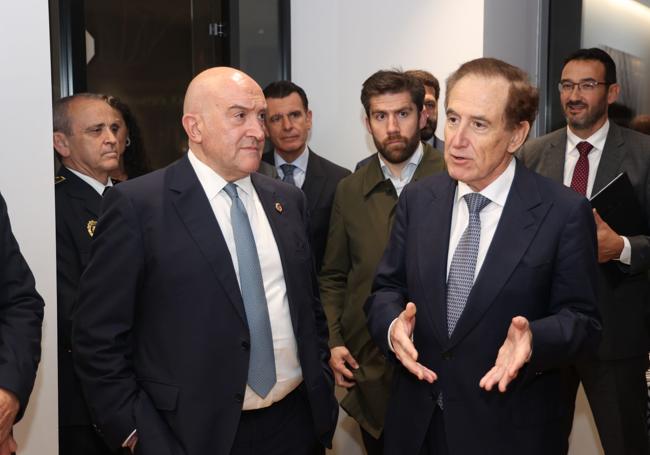 El alcalde de Valladolid y el presidente de Mapfre, en las nuevas instalaciones de la aseguradora en la capital.