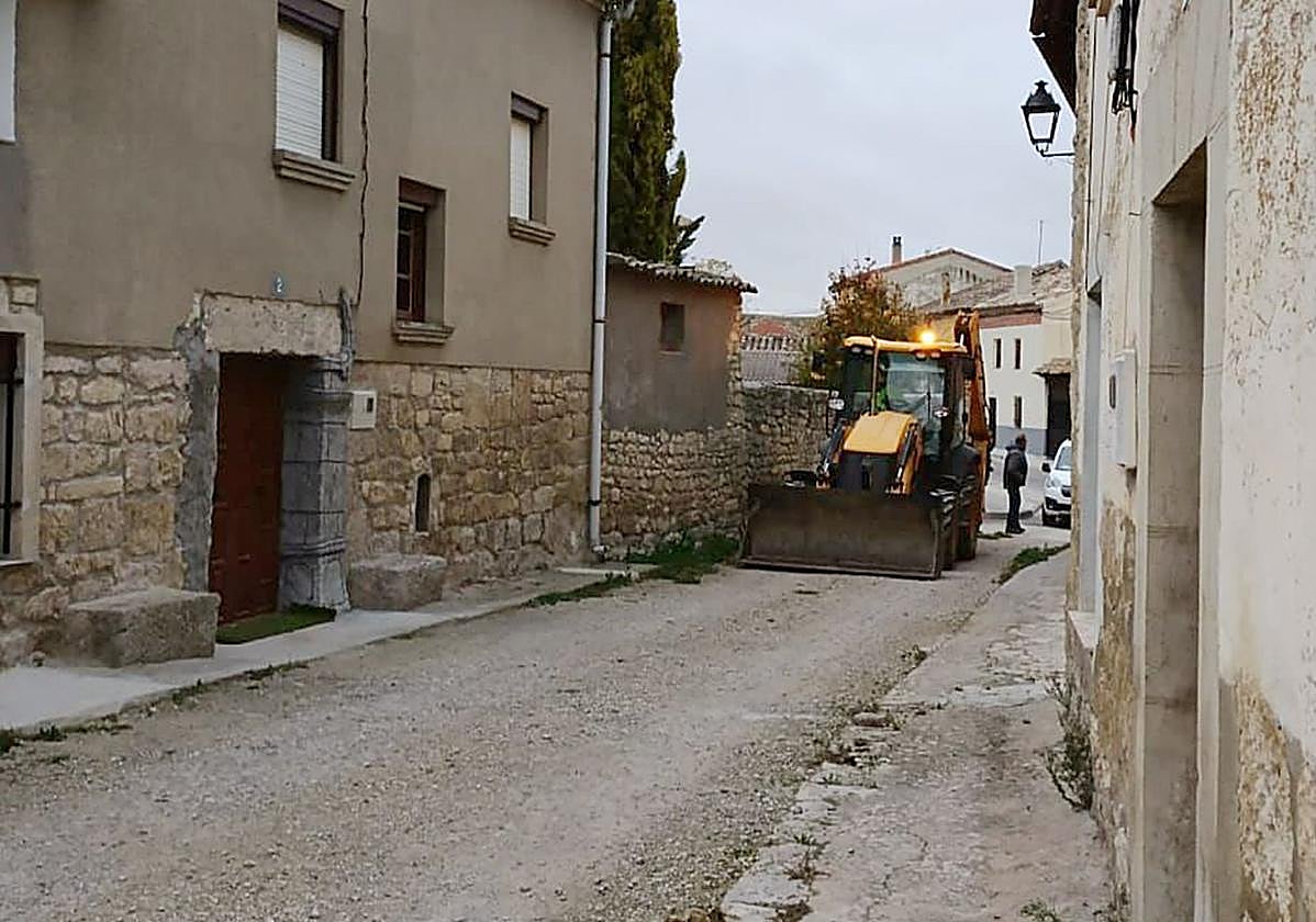 Calle Altozano de Palacios del Alcor, que ha comenzado a ser asfaltada.