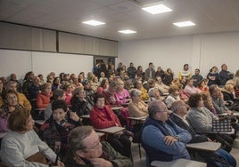 Vecinos y comerciantes abarrotan la sala del centro cívico de Nueva Segovia en la reunión de este jueves con el Ayuntamiento.