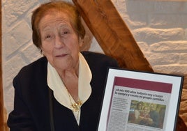 María Puertas Benito cumple 101 años posando con el artículo de El Norte de Castilla publicado el año pasado, cuando celebraba su centenario.