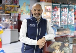 José Manuel Fernández Carneiro, fundador del Museo Ricordi de Medina del Campo, posa junto a su colección.