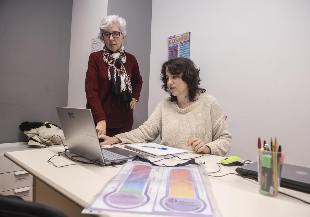 Trabajadoras que prestan asistencia a las víctimas en la sede de Adavas en la ciudad de Segovia.