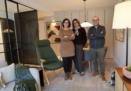 Eva Sánchez, en el centro, con su equipo del atelier 'El Ático de Daniela': Esther del Castillo y José Luis Pérez