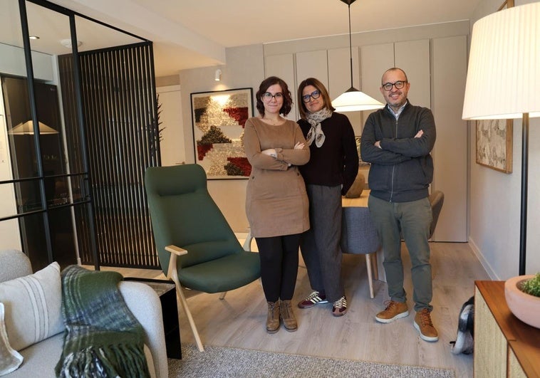 Eva Sánchez, en el centro, con su equipo del atelier 'El Ático de Daniela': Esther del Castillo y José Luis Pérez