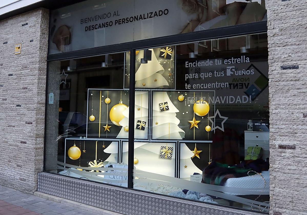 Decoración navideña en un escaparate de Palencia, en un pasado concurso.