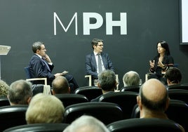 Ángel Oliveros, director de zona de BBVA, dialoga con Roberto Hernanz y Marina Pérez.