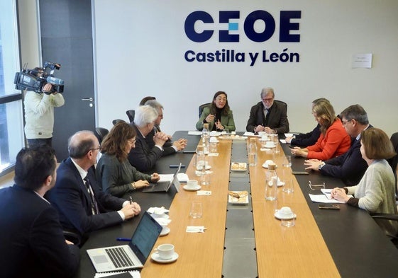 La consejera de Agricultura y los representantes de CEOE.