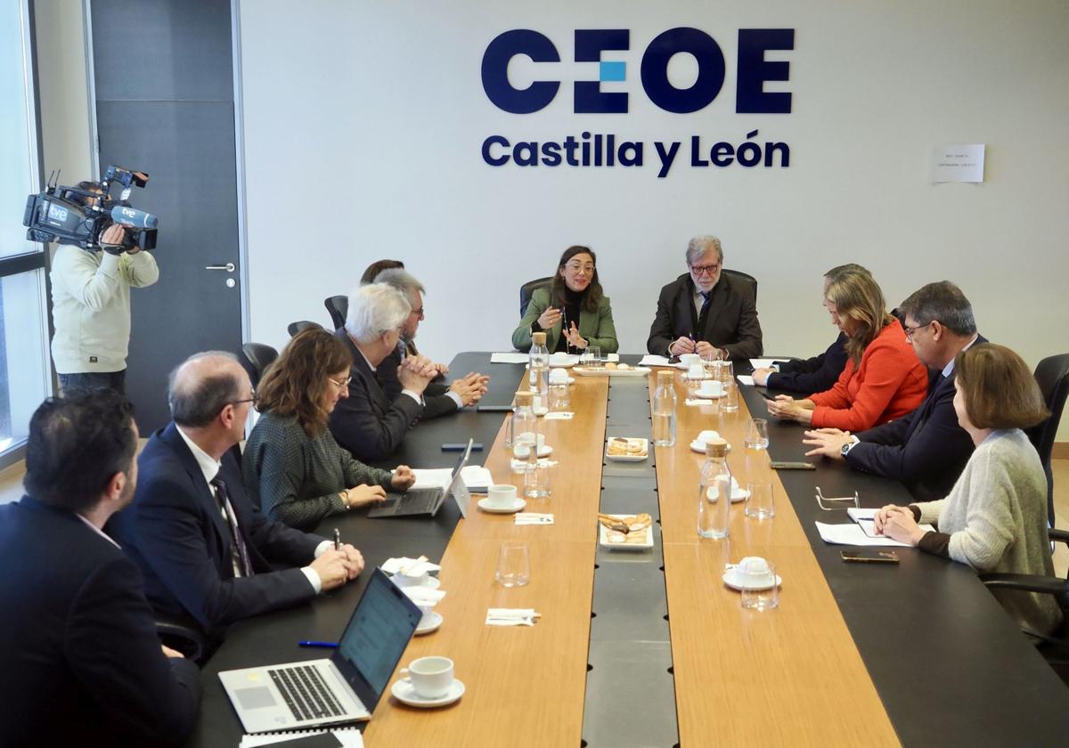 La consejera de Agricultura y los representantes de CEOE.