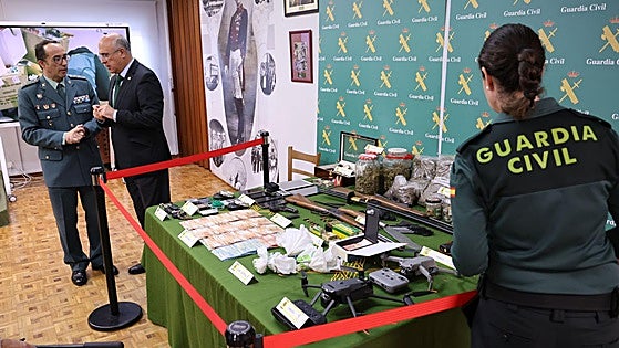 El coronel y el subdelegado, ante la droga, armas y dinero incautados en la operación de Medina de Rioseco.