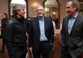 Heinze, a la izquierda, charla con Jorge Valdano y Ramón Martínez