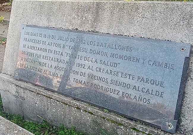 Lápida junto a la fuente.