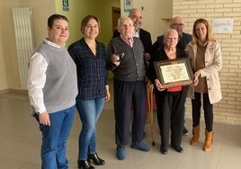 Petronilo y Socorro, con su familia, muestran orgullosos sus distinciones.