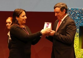 La alcaldesa entrega la Medalla de Oro de Palencia al vicepresidente de la Cámara de Comercio.