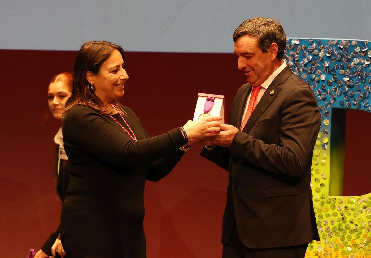 La alcaldesa entrega la Medalla de Oro de Palencia al vicepresidente de la Cámara de Comercio.