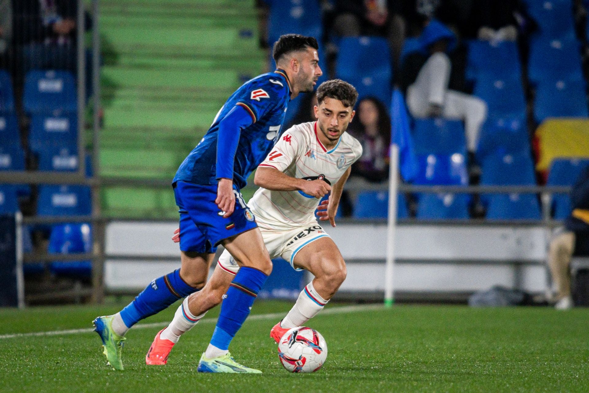 Moro tapa la salida de Rico, en la banda.