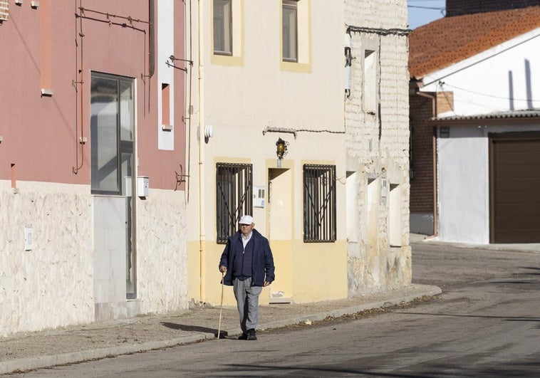 Un vecino de la localidad pasea por Esguevillas de Esgueva