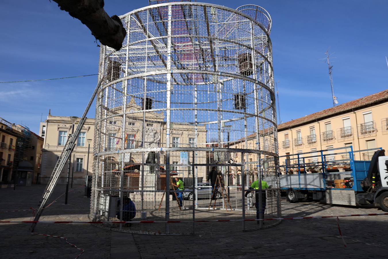 Así se preparan rotondas y rincones de Palencia para la Navidad