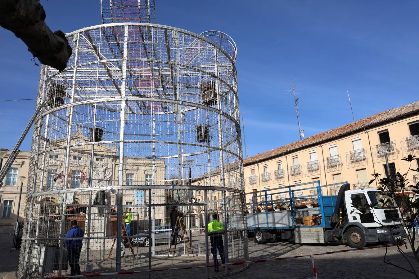 Así se preparan rotondas y rincones de Palencia para la Navidad